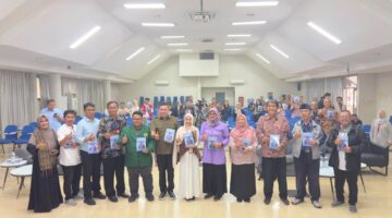 VIRAL! PUBLIK KEPO JELANG 17 AGUSTUS ISTANA RI — Mahasiswa USU Ahli Gizi & Pengobatan Gratis, Bedah Buku Internasional di UI: Anak Desa dari Rp70 Ribu Rupiah Kini Jadi Referensi Akademik Dunia